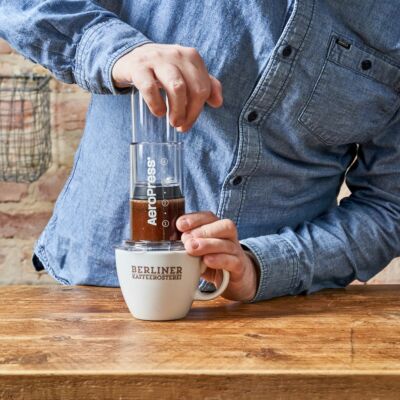 Noch immer von der AeroPress begeistert? Wenn nicht, dann solltest du vielleicht deine Röstung ändern. Eine mittlere Röstung ist ideal für diese schnelle und einfache Brühmethode. Vermeide (zu) leichte Röstungen! ☕🔥aeropress coffeefacts kaffee coffee