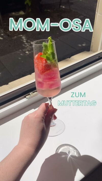 Ein Tee aus Erdbeeren und Rhabarber ist der perfekte MOM-osa - frisch und süß.Zutaten:

Because You Are Special Tee
Frische Erdbeeren
Minze
Prosecco (oder Sprudelwasser!) 

muttertag tee mimosa rezept
